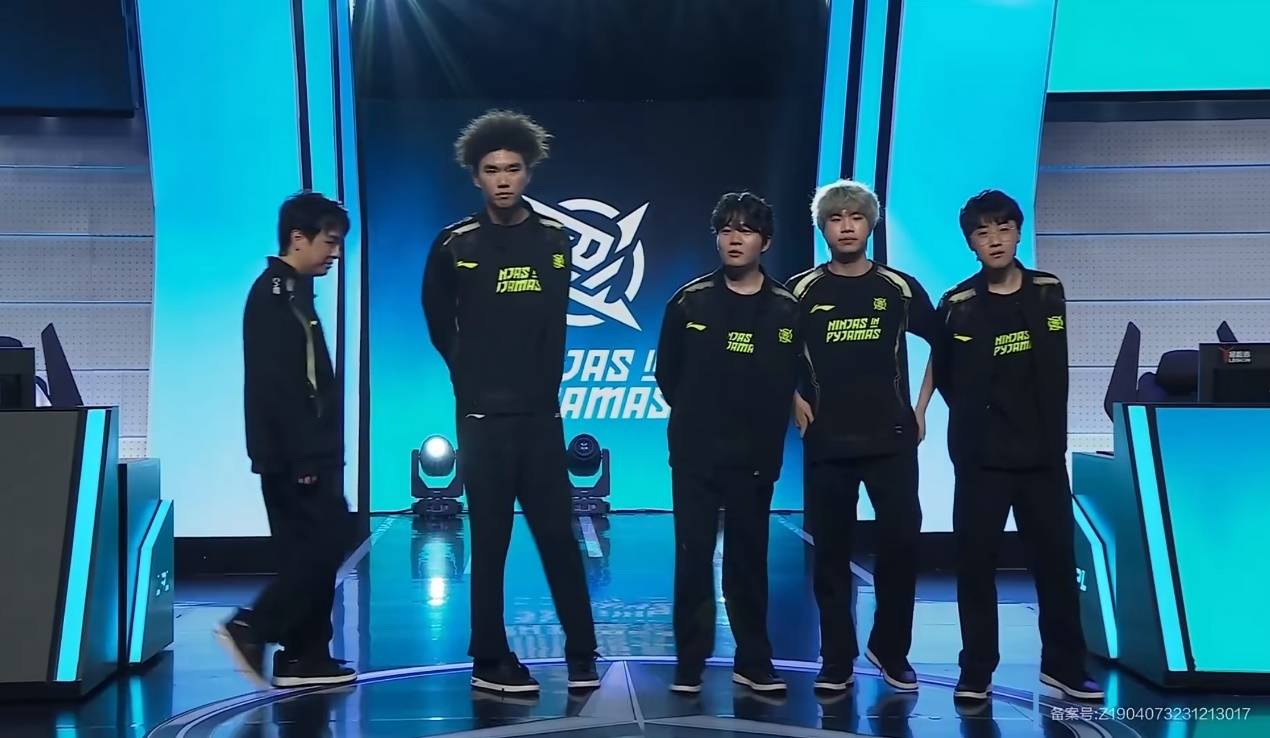 乐鱼体育平台Rookie在RNG比赛中出色发挥，反败为胜引发热议！